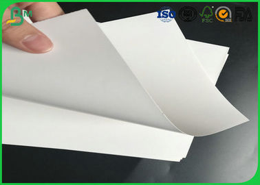 Smoothyoppervlakte 200 - Glanzend C1S het Ivoordocument van 450g met FSC Certificatie voor Makng-Naamkaarten