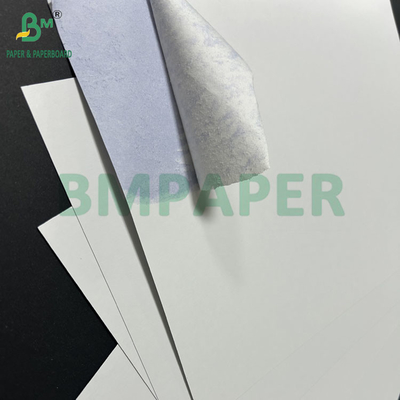 Glanzend gecoat papier met blauwe kern 71 x 65 cm