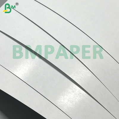 300 Gsm Hoog stijfheidsspelkaartenpapier Dubbele zijde Wit gecoate Zwarte kern 635*940mm Voor Stratch-kaart