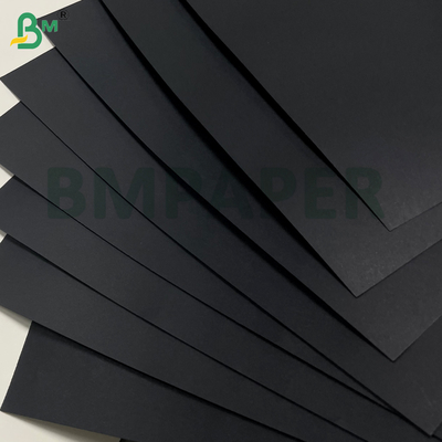 80gm gladde matte goed vouwbare zwarte kraftpapier voor cadeau verpakking winkeltasjes